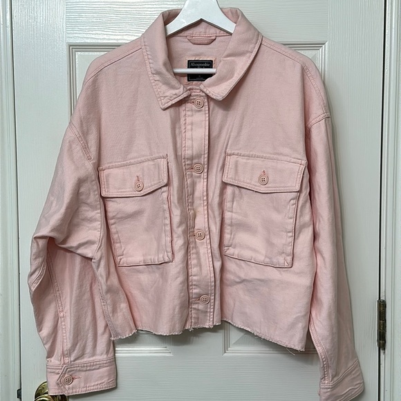 Abercrombie & Fitch Jackets & Blazers - Abercrombie & Fitch light pink cropped denim jacket